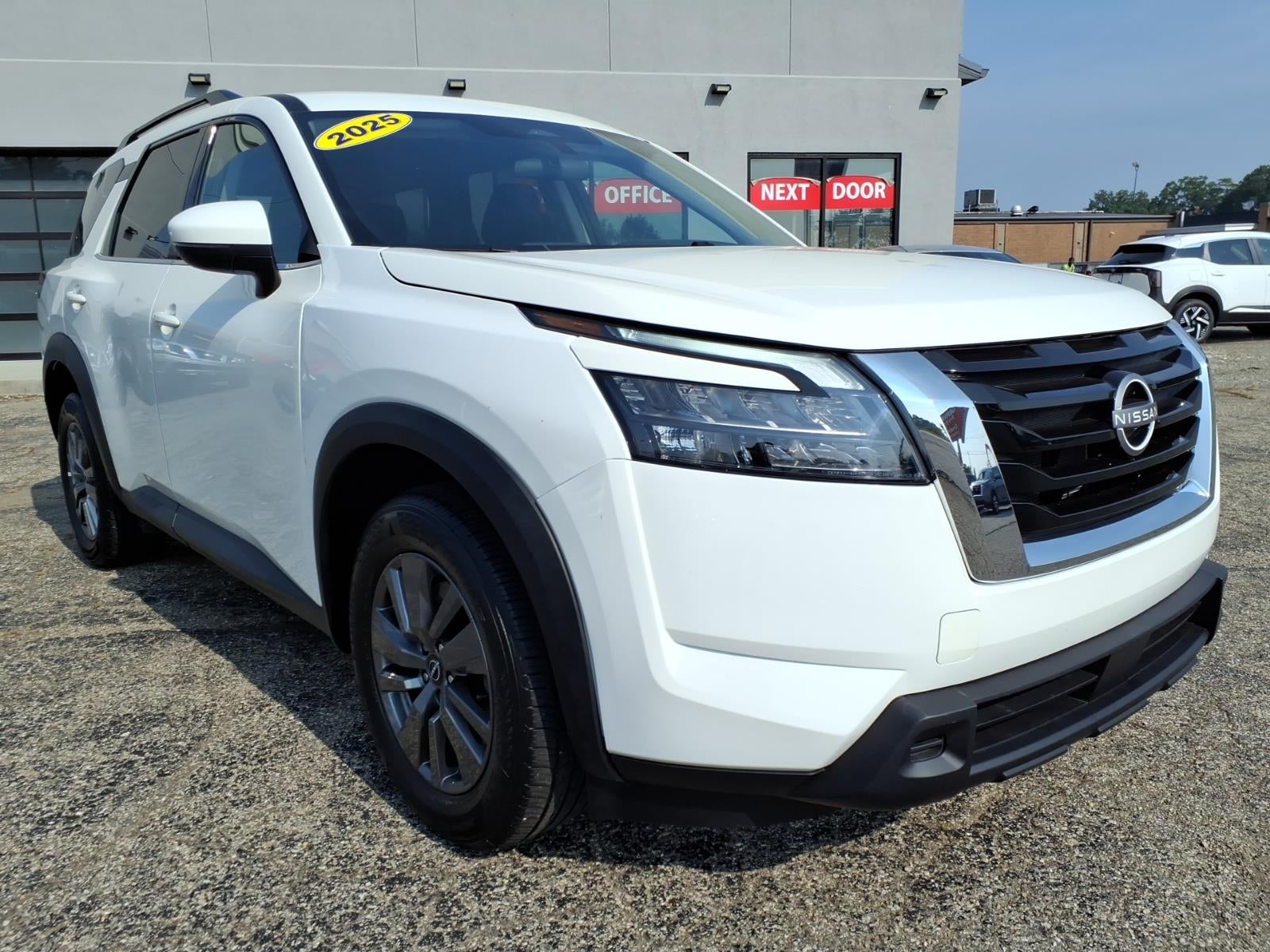 2025 Nissan Pathfinder SV