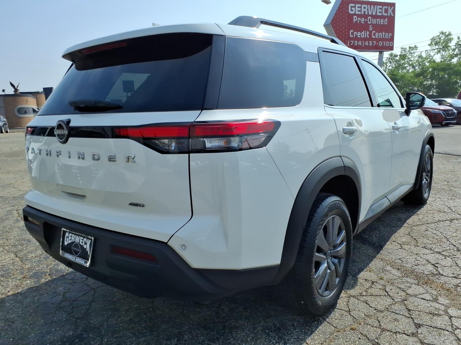 2025 Nissan Pathfinder SV