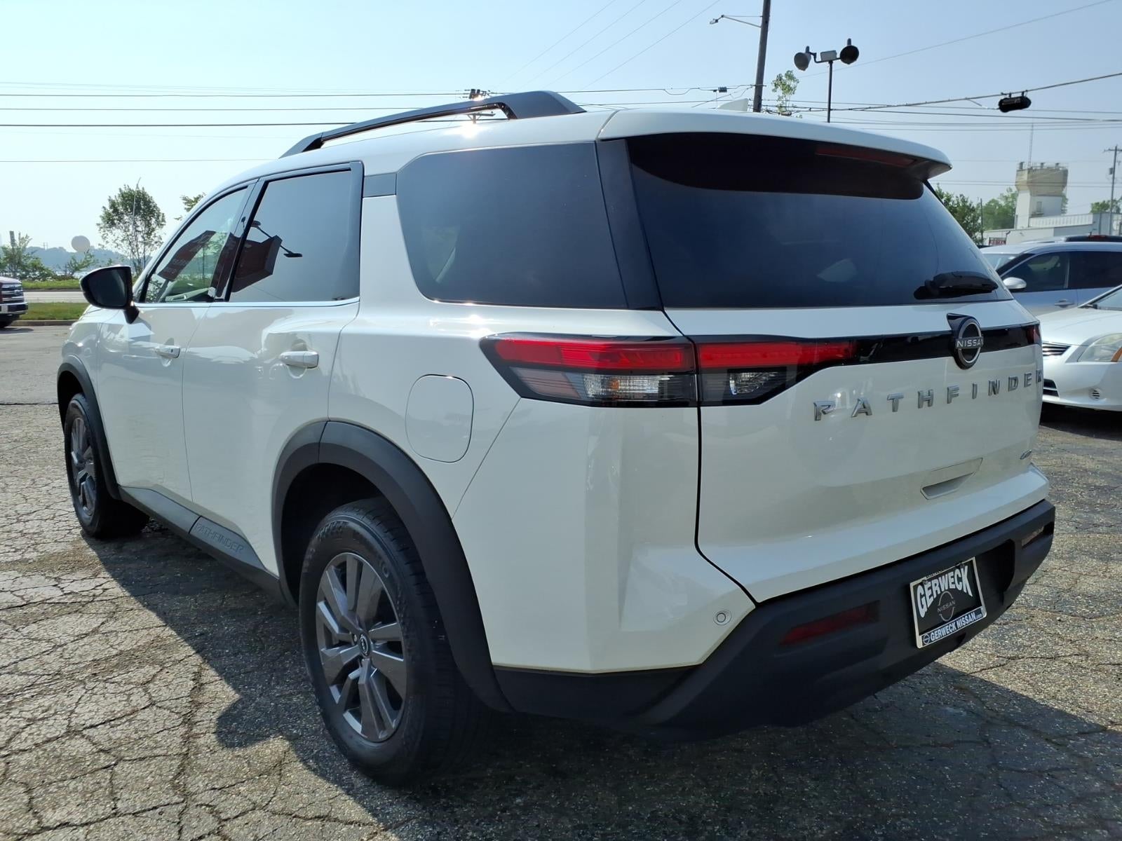 2025 Nissan Pathfinder SV