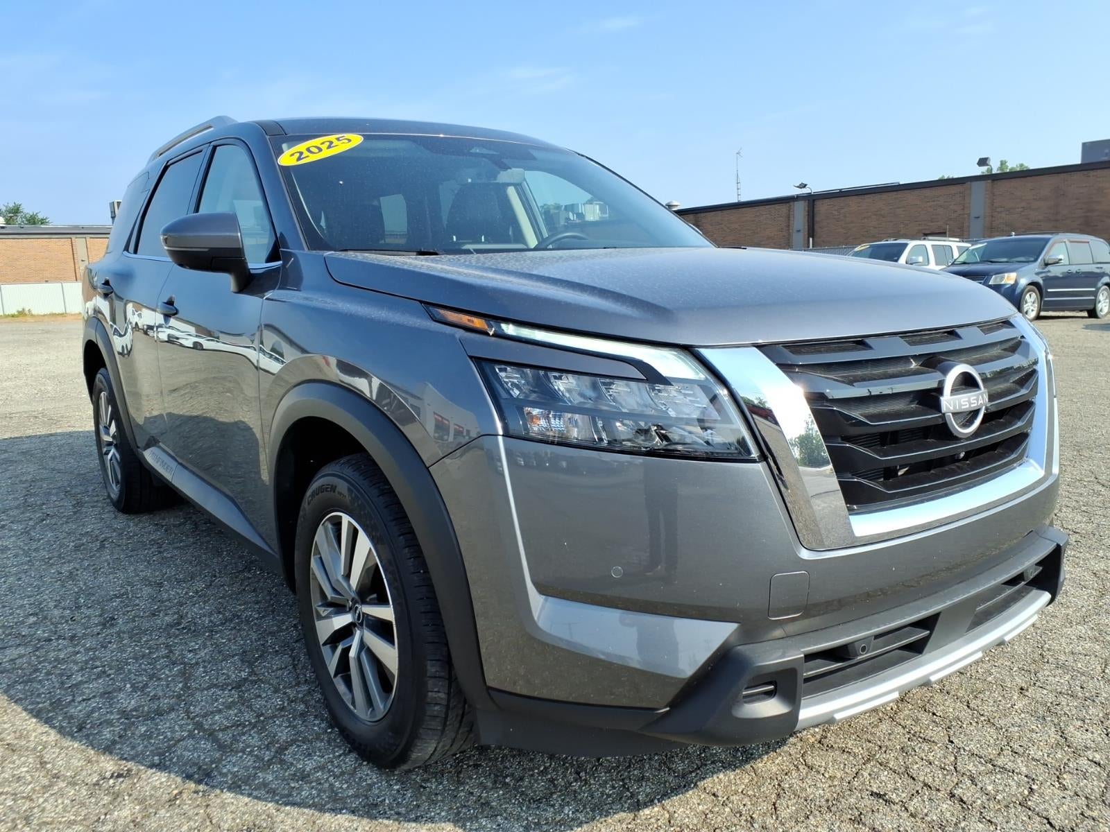 2025 Nissan Pathfinder SL