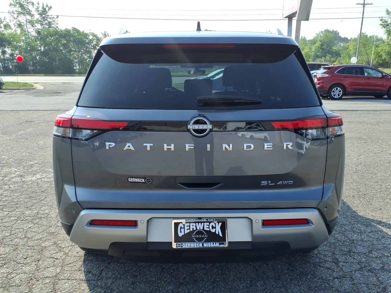2025 Nissan Pathfinder SL